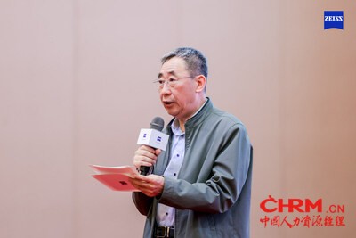 中国轻工业联合会副会长、中国眼镜协会理事长杜同和先生在蔡司光学戈壁领导力训练营上致辞