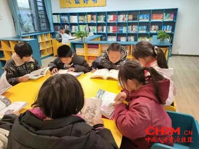 充实湖南隆家堡学校学生的阅读资源