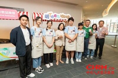 香港特别行政区政府民政及青年事务局局长麦美娟女士与恒隆地产行政总裁卢韦柏先生品尝由“共创明‘Teen’校友会”学员现场制作的手冲咖啡，鼓励青少年发掘一技之长