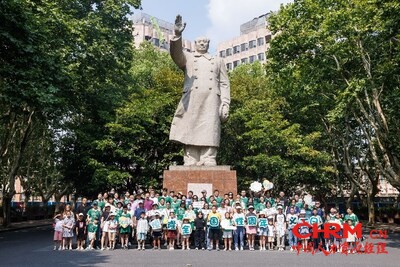 上海恒隆一心义工队与青年大学生一起带领基层家庭学童前往上海同济大学进行研学学习，激发他们对海洋探索科学的兴趣