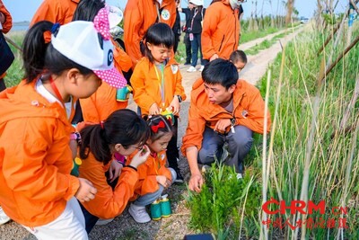 孩子们走进大自然学习生物多样性知识